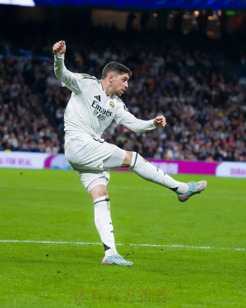 西甲-皇马3-1巴萨领跑 本泽马破门巴尔韦德贴地斩